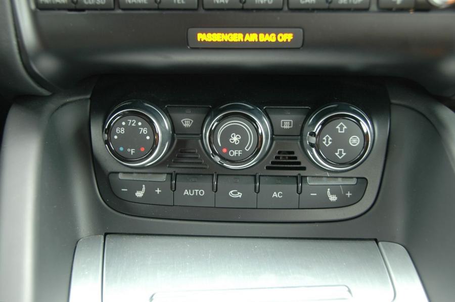 Детали интерьера Audi TTS Coupe (8J) 2008 года  (NA) (фото 12 из 40)